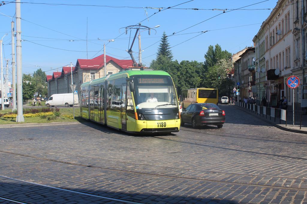 Apartment On Zaliznychna Lviv Exteriör bild